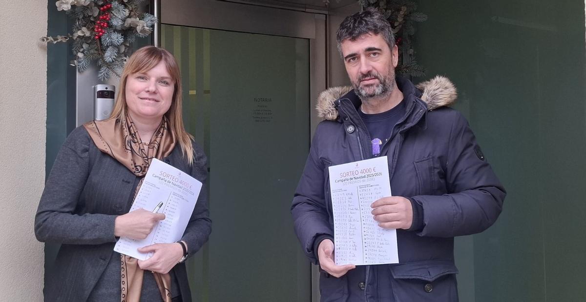 La notaria Gema Álvarez y el presidente de Acosevi Ángel Ballina.