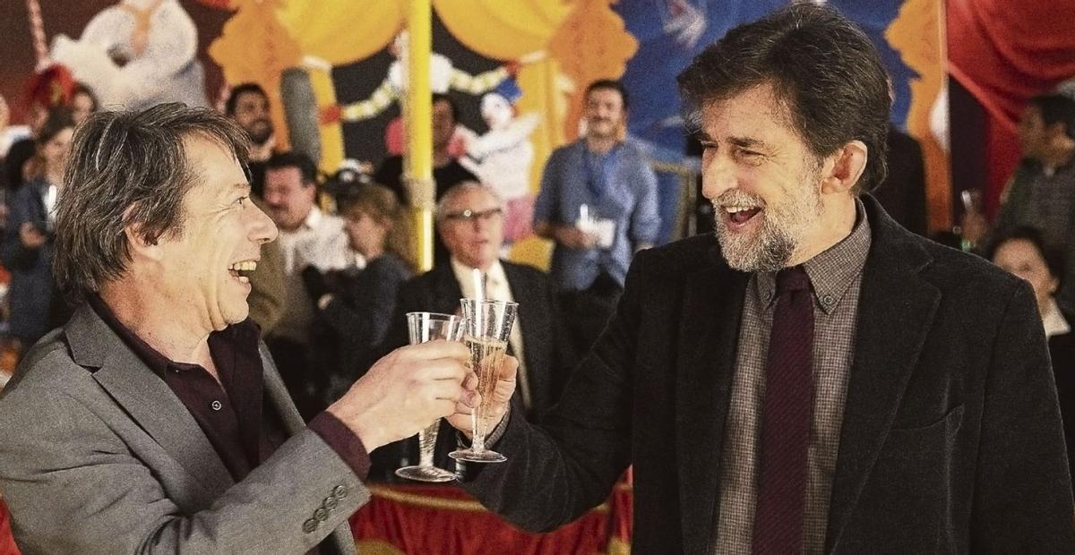 Mathieu Amalric e Nanni Moretti en O sol do futuro (2023). Na imaxe pequena: Michel Piccoli nun fotograma de Habemus Papam (2011).