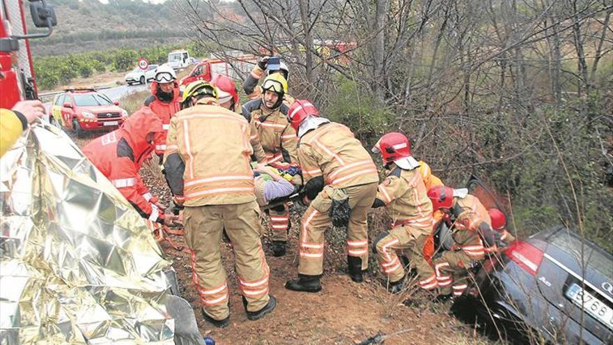 Rescatan a una mujer tras caer su coche por un terraplén en Castellón