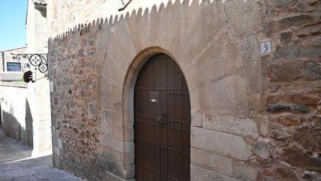 Fachada de la Casa del Mono, uno de los inmuebles sin uso del Estado en Extremadura.