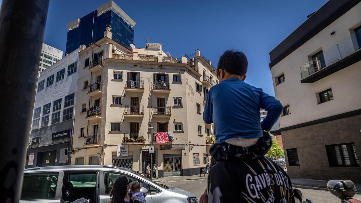 Barcelona 25/05/2026 Economía. Una familia frente a su edificio,pagar la vivienda en Madrid,Barcelona,San Sebastián,Palma y Málaga obliga a destinar más de la mitad de su sueldo. AUTOR: JORDI OTIX