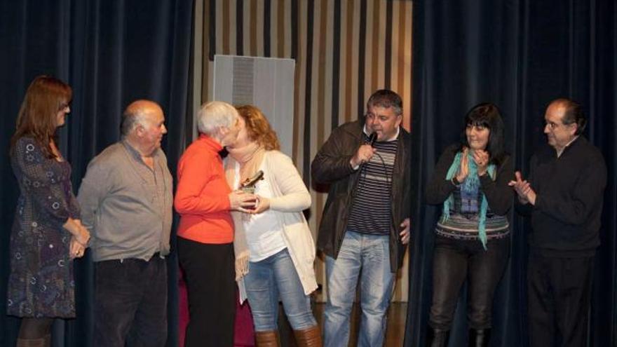 Entrega del premio al grupo de teatro «El Hórreo».