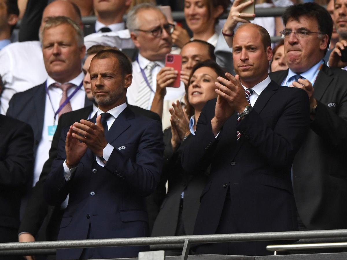 El presidente de la UEFA, Aleksandar Ceferin  y el príncipe Guillermo, duque de Cambridge aplauden antes de la final de la Eurocopa Femenina de la UEFA 2022