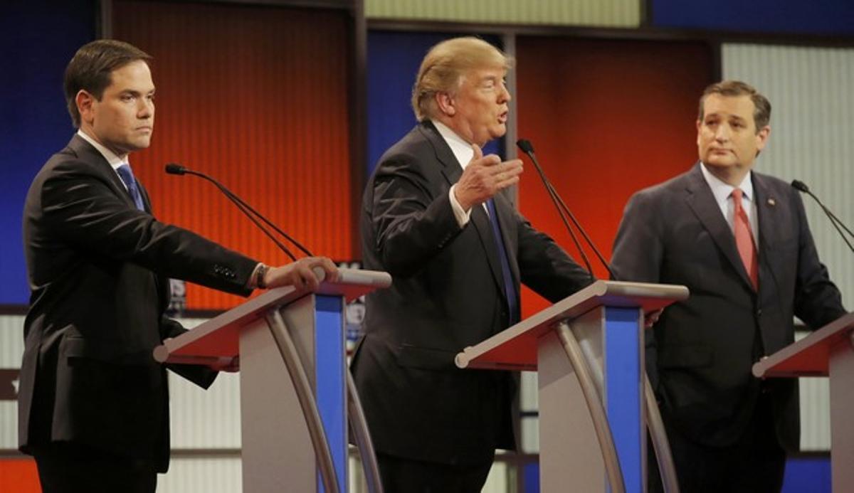 Republican U.S. presidential candidate Donald Trump gestures between rival candidates Marco Rubio (L) and Ted Cruz (R) at the U.S. Republican presidential candidates debate in Detroit, Michigan, March 3, 2016. REUTERS/Jim Young