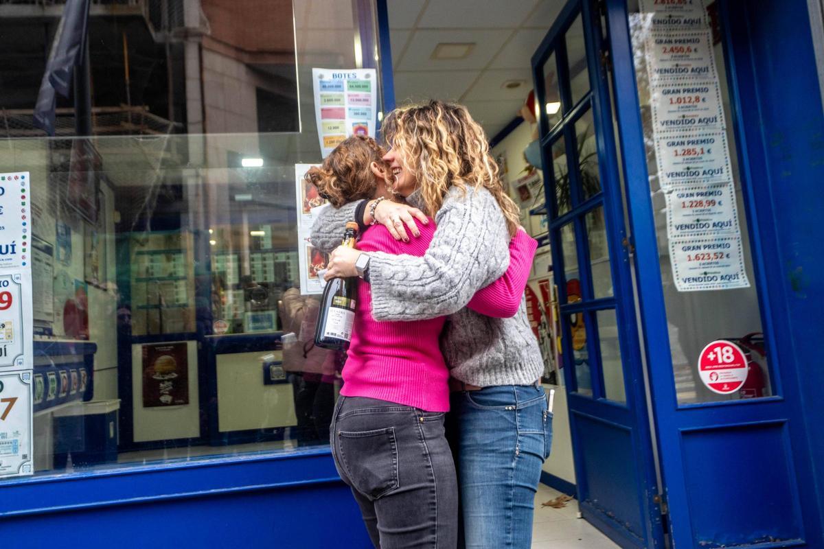 Alegría en la administración de lotería de Badalona que ha repartido el cuarto premio