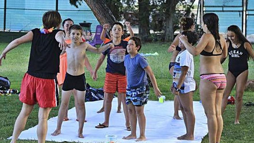 Animación entre chapuzones en la piscina del Tránsito