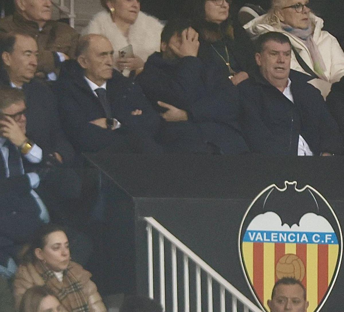 Solís y Gourlay, presidiendo el partido contra el Madrid