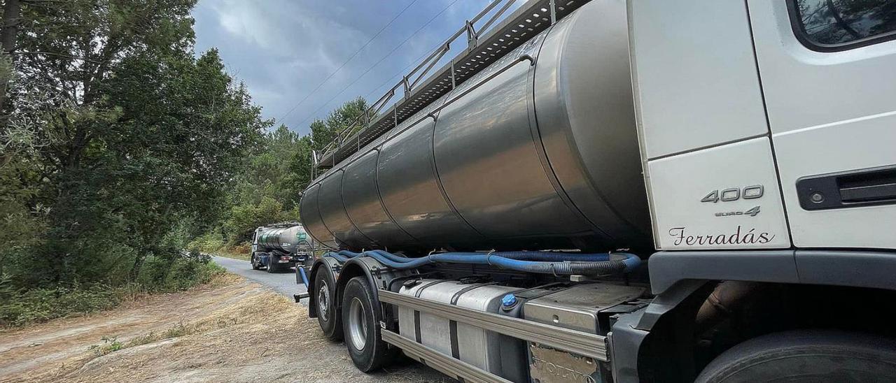 Uno de los camiones cisterna que transportan el agua del Miño y del Avia. Abajo, un vecino, bebiendo de una fuente pública. |  // I.OSORIO Y B. LORENZO