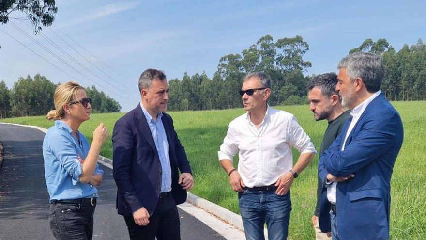 Las autridades durante la visita a las obras realizadas en Viruelo. | P. A.