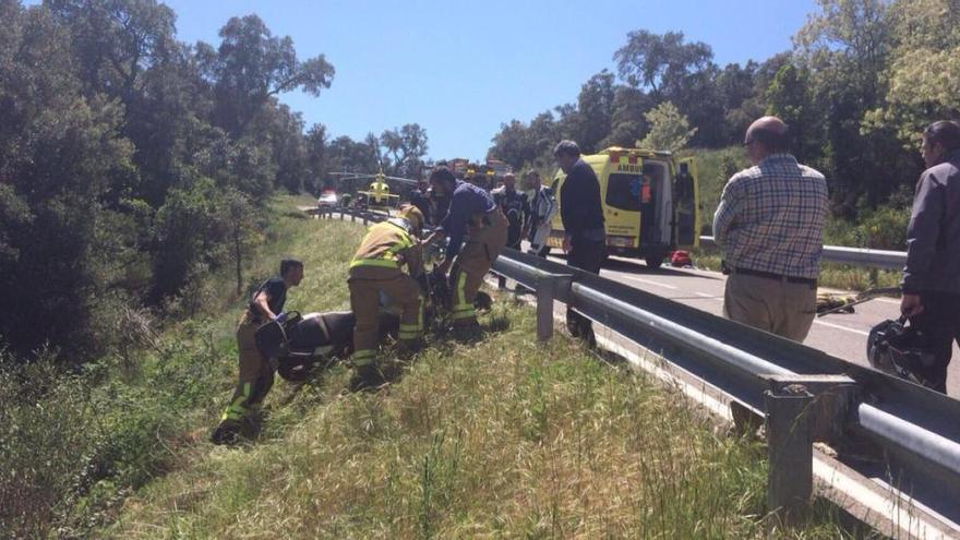 Efectius d&#039;emergències treuen la moto accidentada a Maçanet de Cabrenys