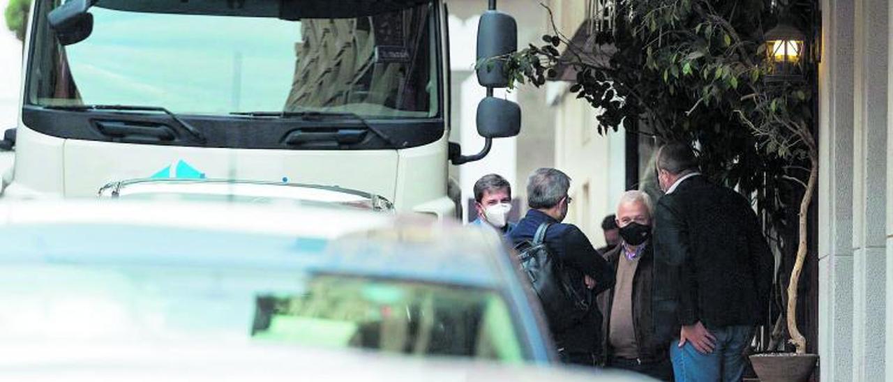 Ruymán Santana, Román Rodríguez (de espaldas), Carmelo Ramírez y Enrique Arriaga, también de espaldas, ayer tras el almuerzo. | | ANDRÉS CRUZ