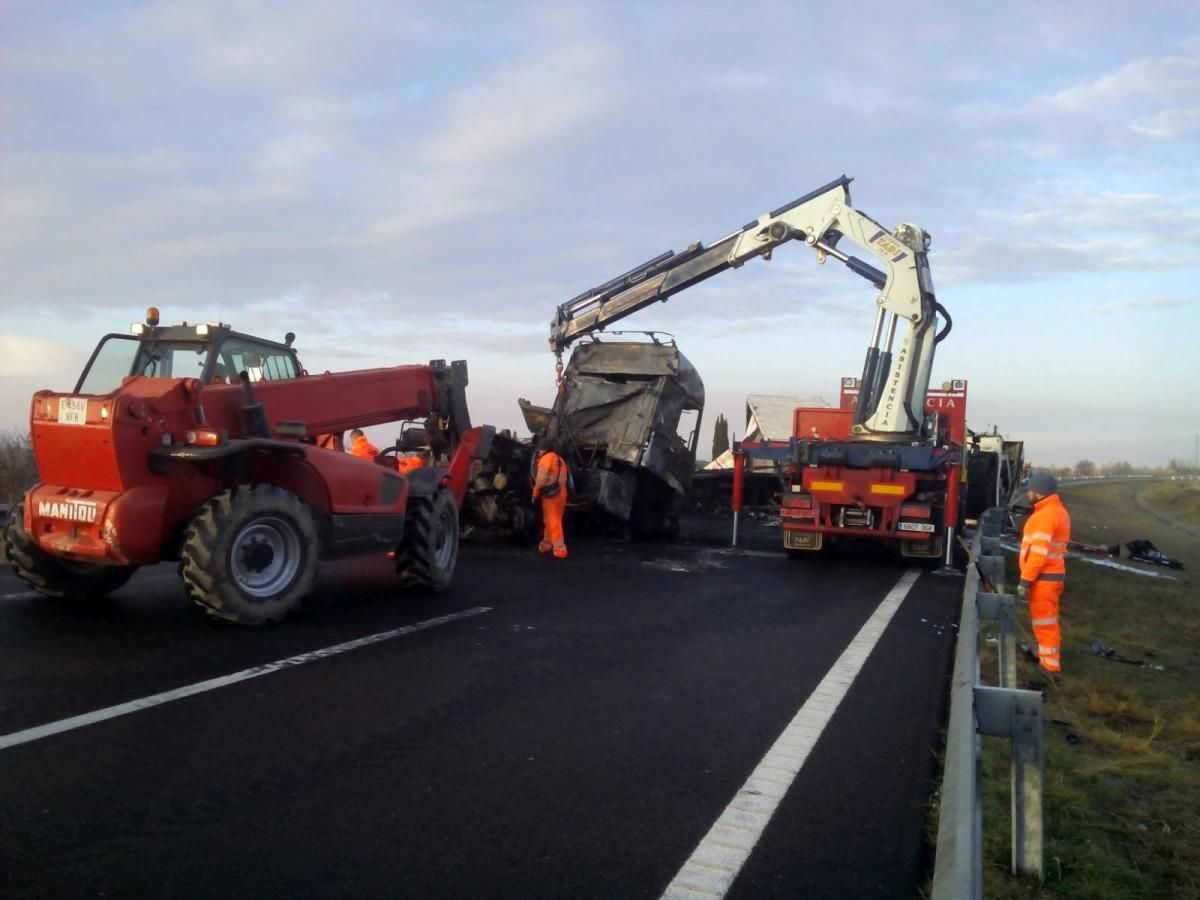 Accidente entre dos camiones en la A-2