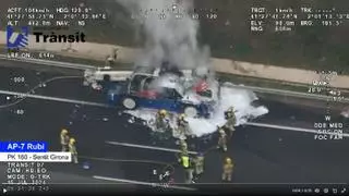 Retiran un camión volcado que transportaba escombros y que ha sufrido un accidente en la AP-7 en Sant Cugat hacia Tarragona. La foto es del incendio de un camióna la altura de Sant Cugat.