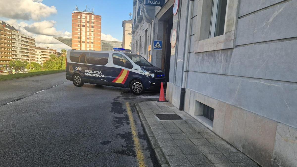 AGRESIÓN OVIEDO | La Policía detiene a cinco de los seis implicados en la agresión en Oviedo a dos activistas de izquierda