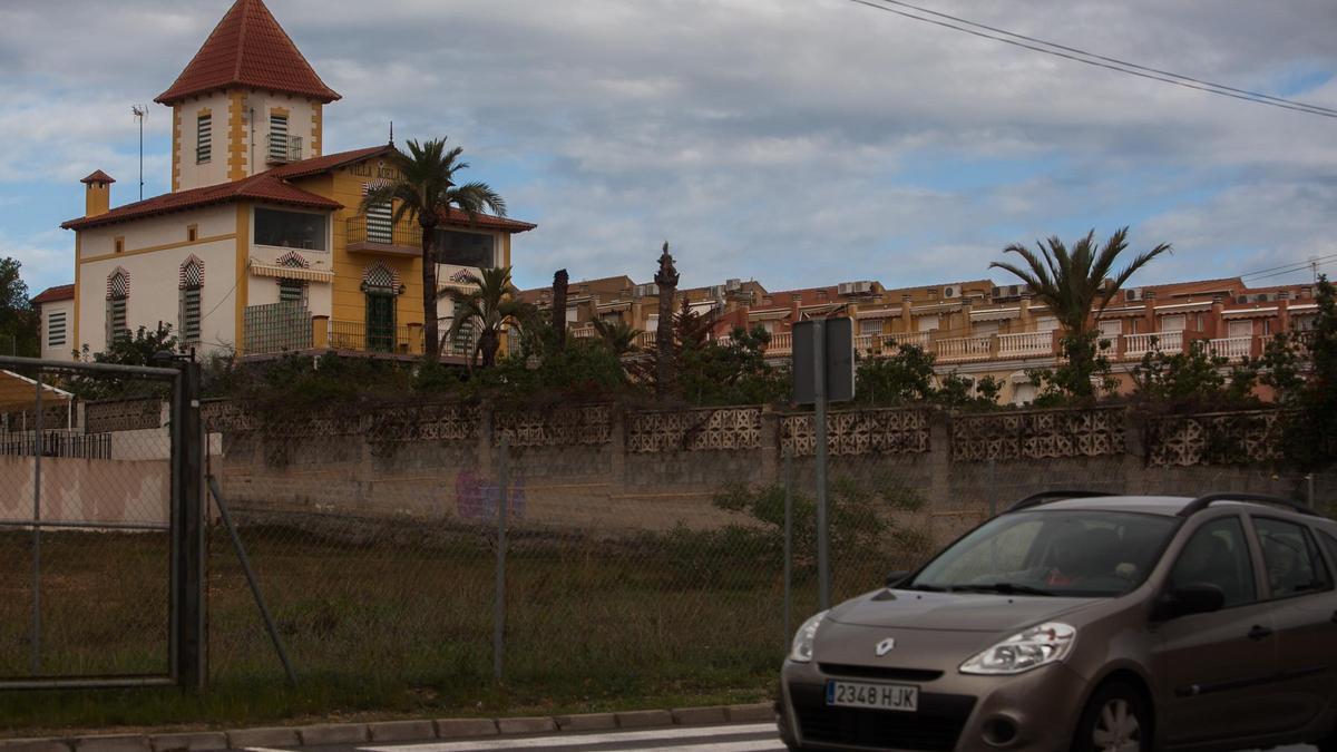 Vista de Villa Adelaida desde la carretera en Santa Pola