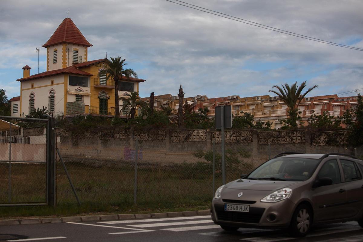 Vista de Villa Adelaida desde la carretera en Santa Pola