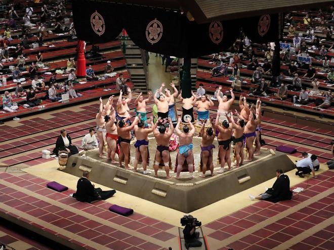 El sumo comenzó un nuevo torneo frente a una audiencia en vivo a pesar del aumento constante de infecciones por el coronavirus COVID-19, con los aficionados expresando tanto su alegría como su cautela al ver el espectáculo durante la pandemia.