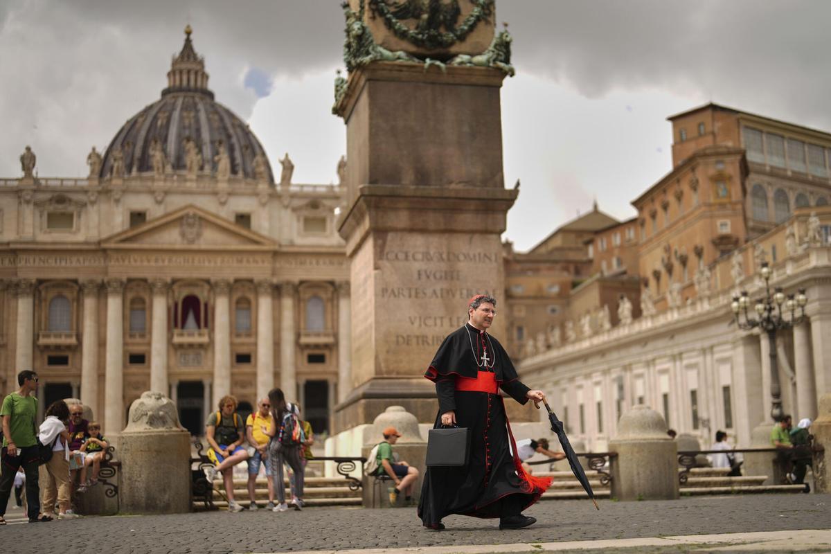 Cardinal Francis Leo walks along St. Peters square, at the Vatican, Monday, May 5, 2025, after attending the General Congregation of cardinals in the New Synod Hall where they are preparing for the upcoming conclave starting on May 7, to elect the 267th Roman pontiff. (AP Photo/Francisco Seco) Associated Press / LaPresse Only italy and Spain. EDITORIAL USE ONLY/ONLY ITALY AND SPAIN