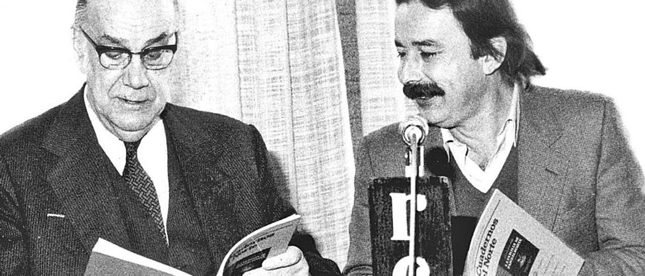 Camilo José Cela y Juan Cueto, a la derecha, con el ejemplar de “Los Cuadernos del Norte” en el que apareció la polémica frase en septiembre de 1982. | LNE