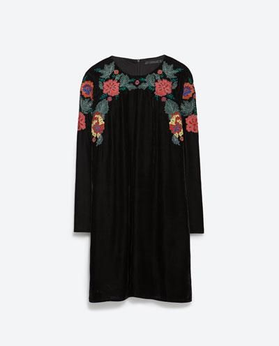 Vestido de terciopelo bordado de Zara (49,95€)
