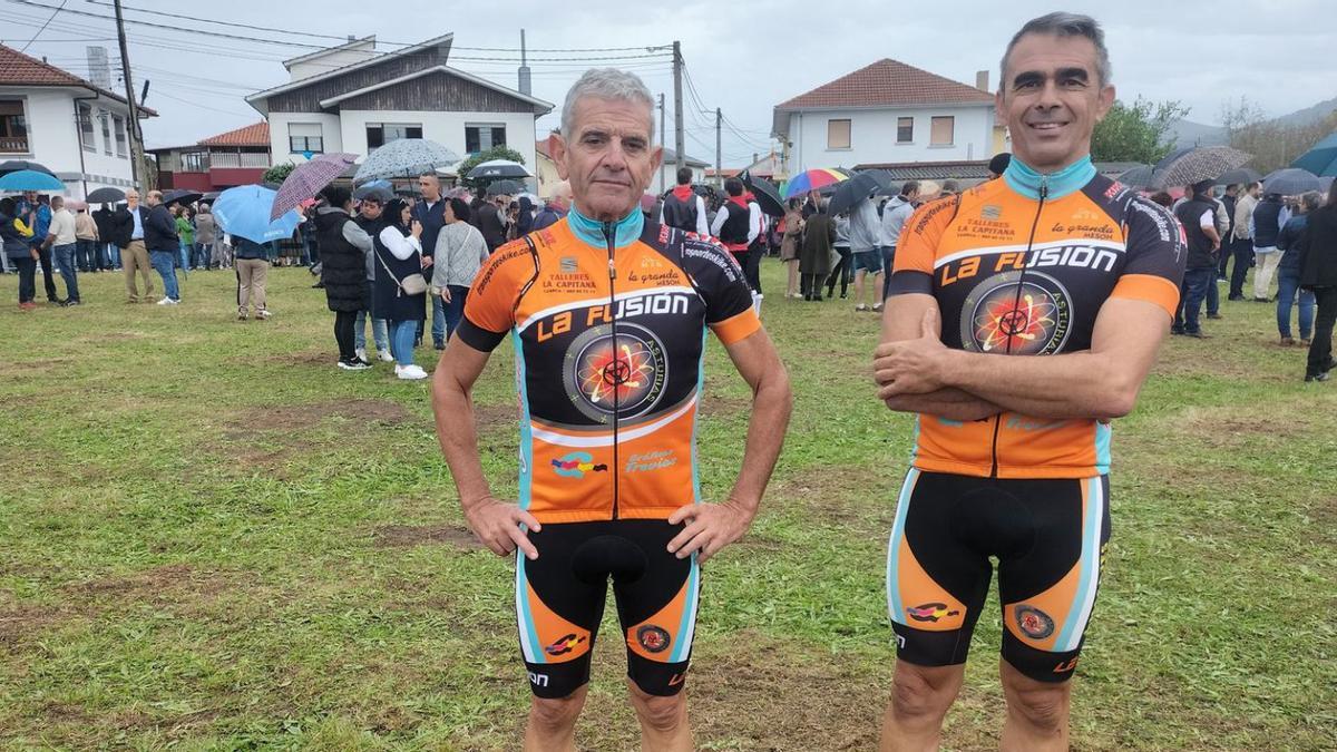 Jorge Alonso y Juan Rodríguez, con el traje ciclista de su grupo, con sede en Cadavedo. | A. M. S.