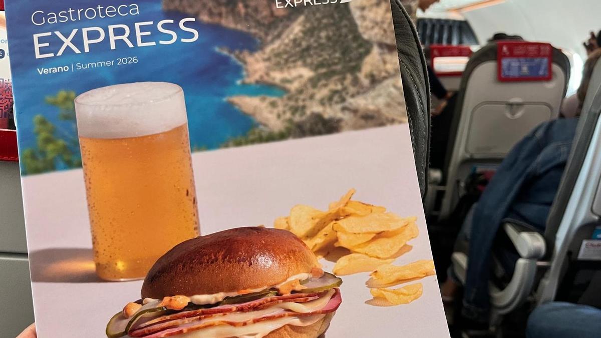 Una imagen de la revista de Iberia Express con Ibiza al fondo