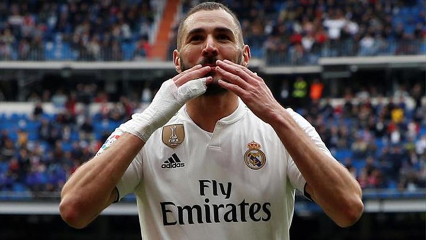 Benzema anima a un Madrid de exámenes