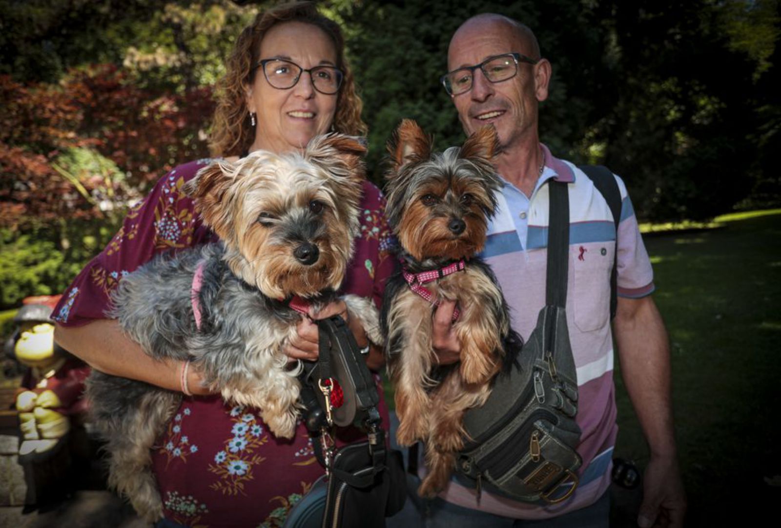 Olga Silvero y Jesús Rodríguez, turistas madrileños en Oviedo, con «Gala» y «Mía». | I. Collín