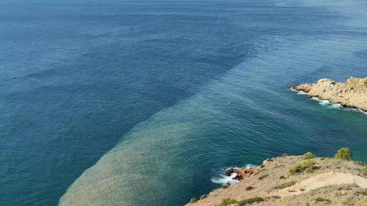 El vertido que se produjo al mar en Benidorm en febrero de 2024.
