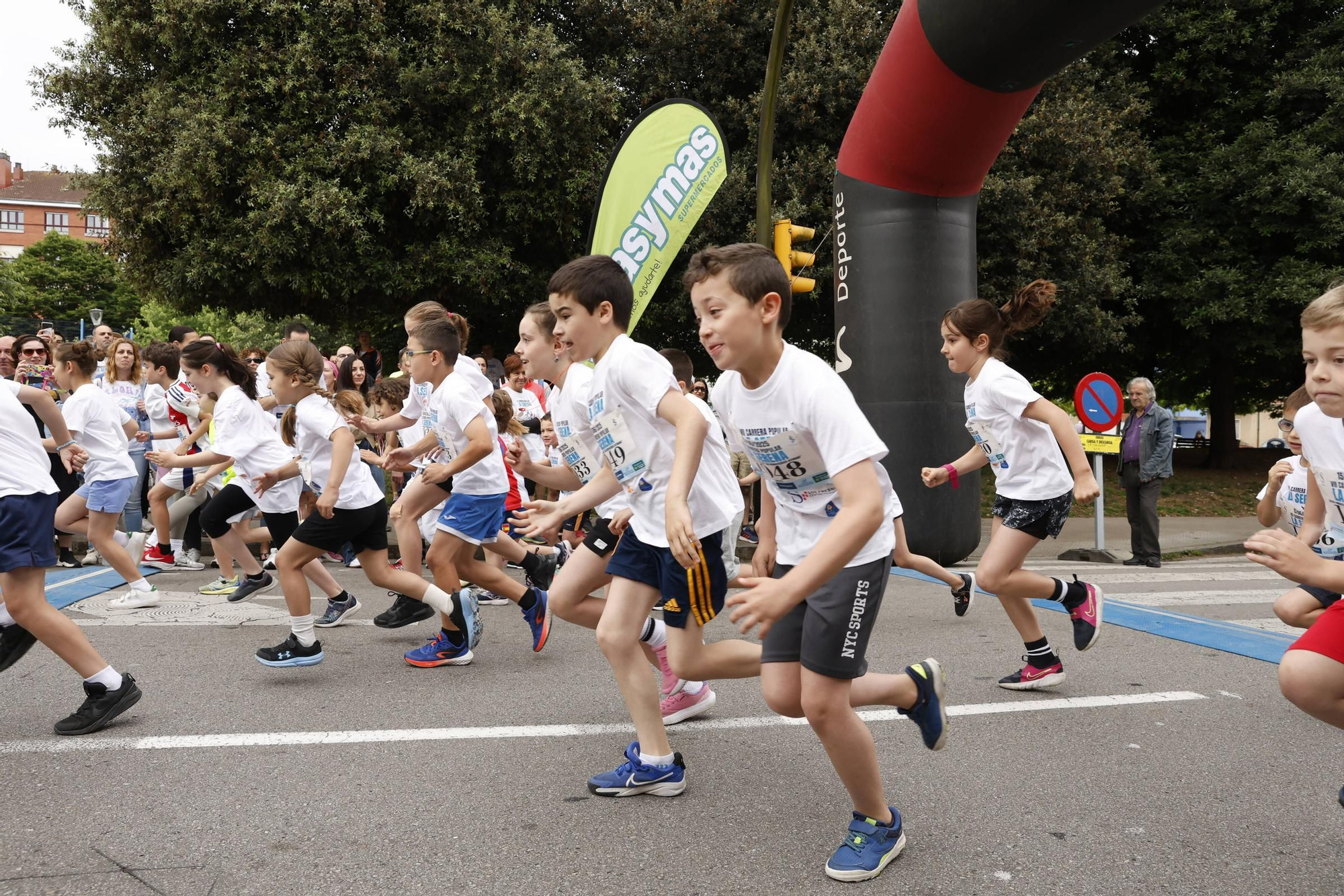 La carrera popular solidaria en El Llano, en Gijón, en imágenes