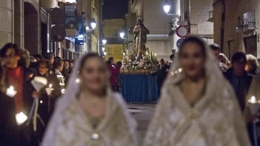 La Inmaculada afianza su procesión en El Raval