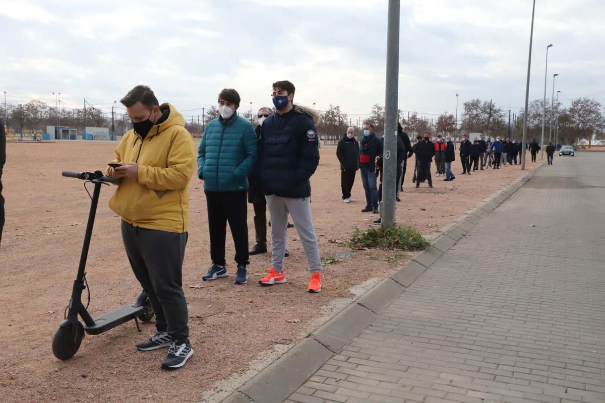 Colas en el estadio de El Arcángel para retirar las entradas del Córdoba CF-Getafe