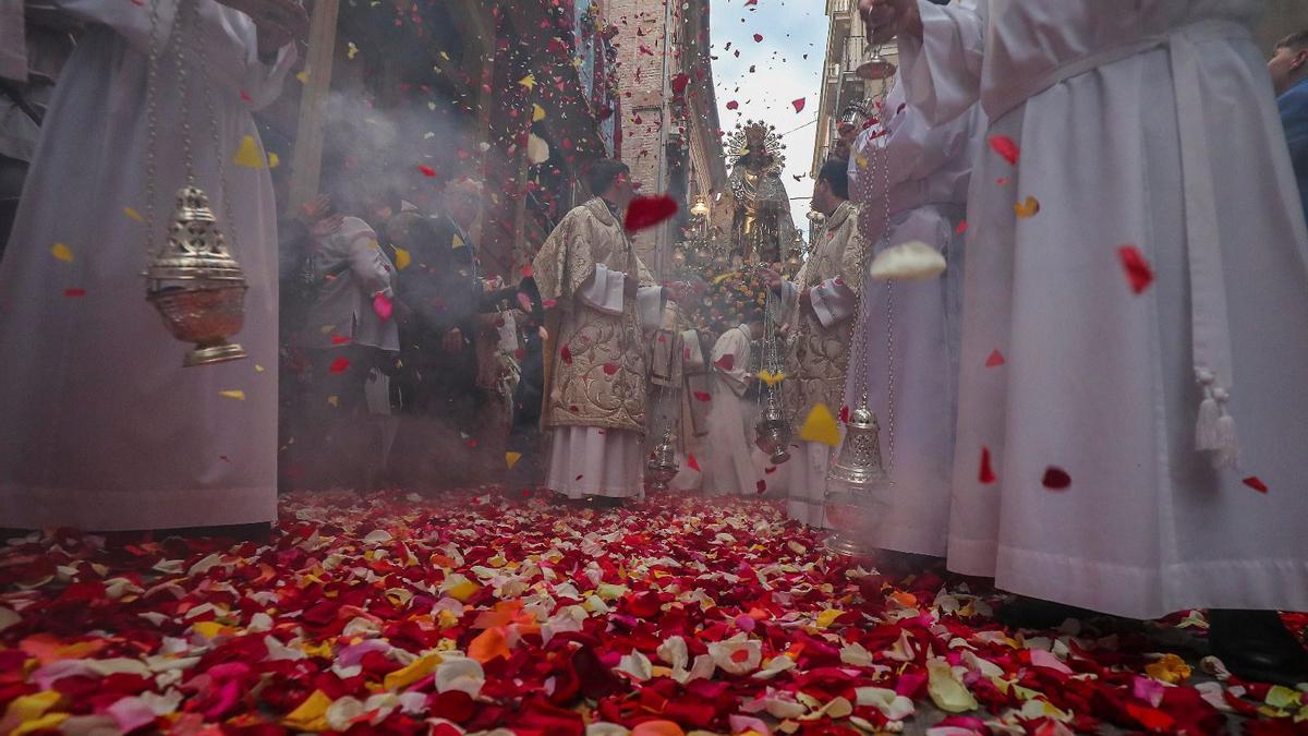 Pétalos para la Virgen.