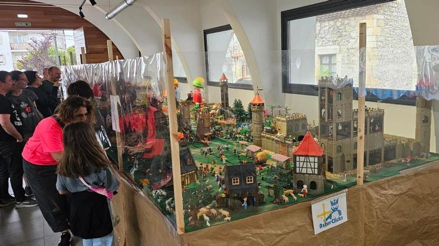 El universo Playmobil llega a Colunga: el Mercadillo del Click reúne a cientos de personas