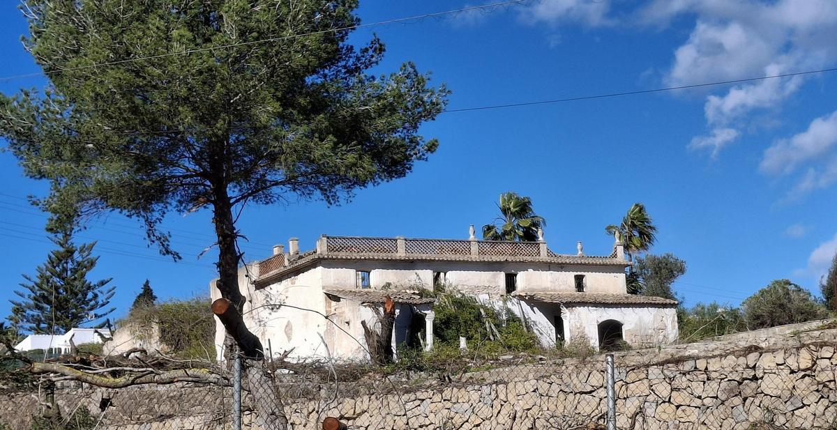 La tala y poda que se ha realizado en la parcela de más de 10.000 metros cuadrados ha «rescatado» la casa. | A. P. F.