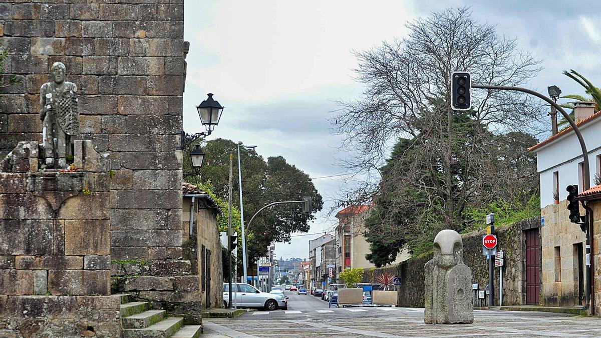 El “Guerreiro” de Pazos, a la derecha de la imagen, cerca de uno de los “balboas”.  | // IÑAKI ABELLA