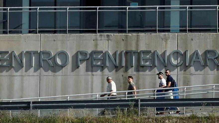 Tres miembros de &quot;la Manada&quot; abandonando ayer el centro penitenciario de Navarra, donde cumplían condena desde el 9 de julio de 2016.