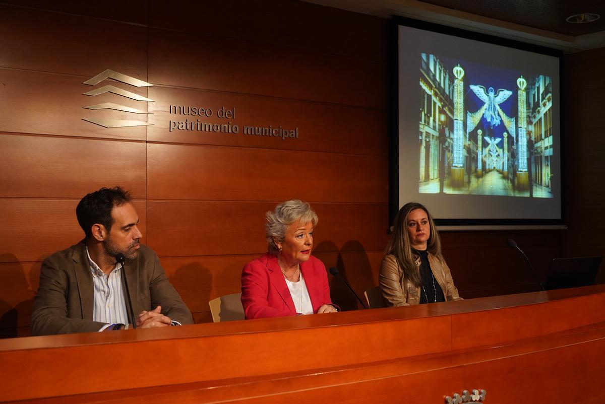 Teresa Porras, junto al presidente de Mahos, Javier Frutos, y Fuensanta Villalobos, de la asociación de comerciantes del Centro Histórico.