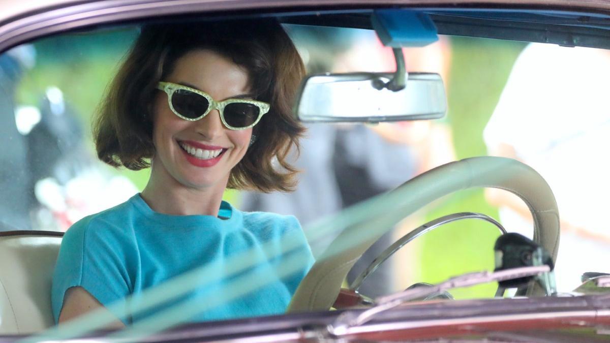 Anne Hathaway lleva el 'bob' más sesentero en el rodaje de su nueva película
