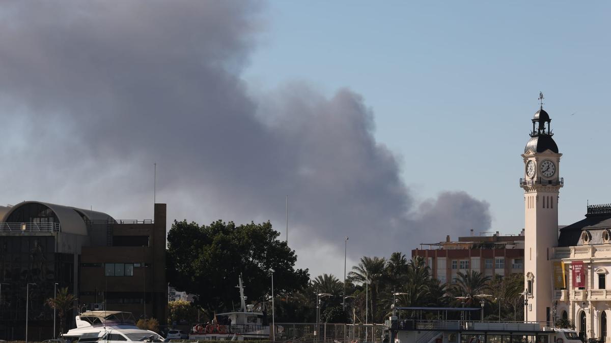 La columna de humo del incendio de Alcàsser se ve a más de 40 kilómetros