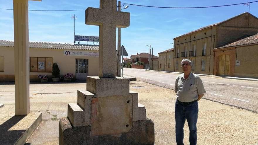 El vecino Samuel Mezquita junto a la Cruz de los Caídos colocada en la plaza de Santovenia del Esla.