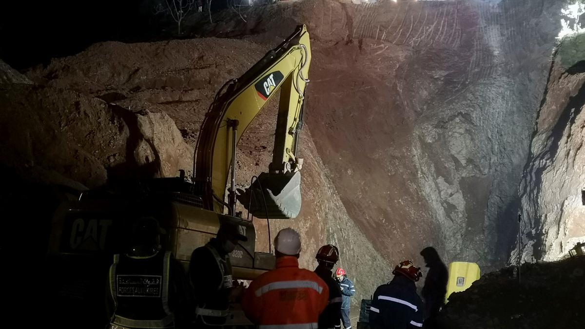 La excavación para llevar al niño Rayan se retoma tras toparse con una roca