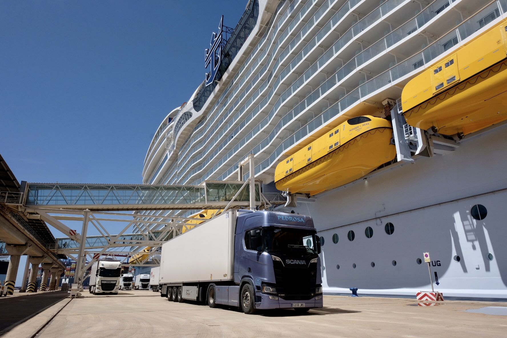 El 'Wonder of the seas', el crucero más grande del mundo, en el puerto de Málaga