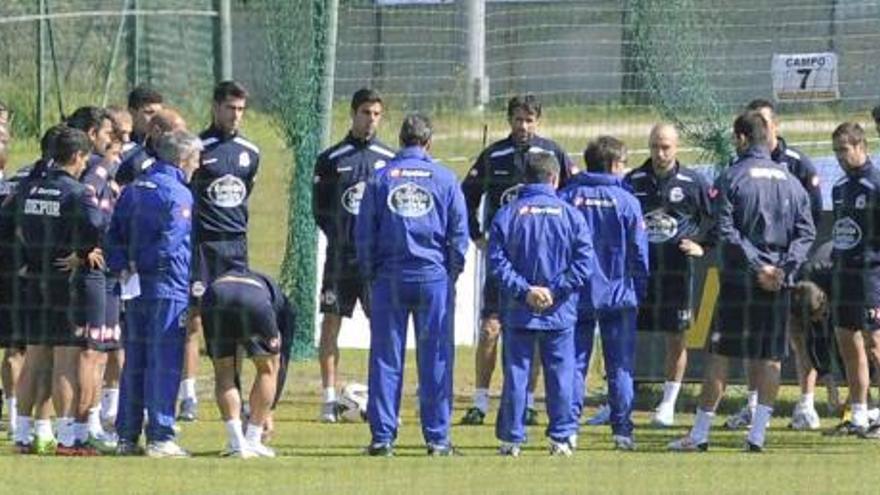 Fernando Vázquez, de espaldas frente a Laure, conversa con sus futbolistas durante le sesión del lunes previa al día de descanso. / carlos pardellas