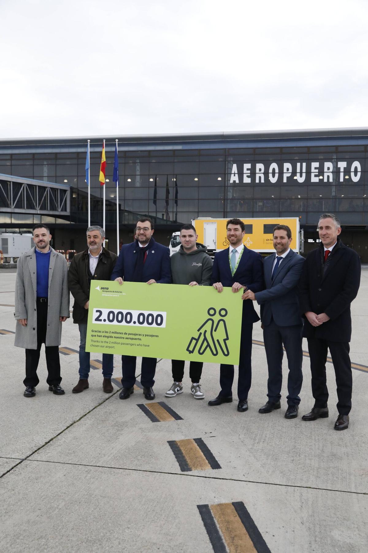 Así fue el recibimiento del pasajero dos millones en el aeropuerto de Asturias.