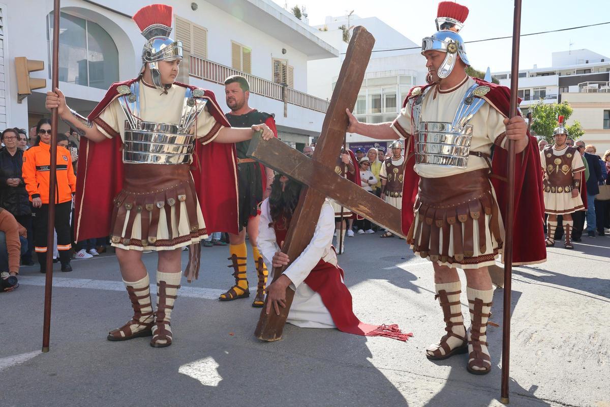 Galería: imágenes del vía crucis de Santa Eulària