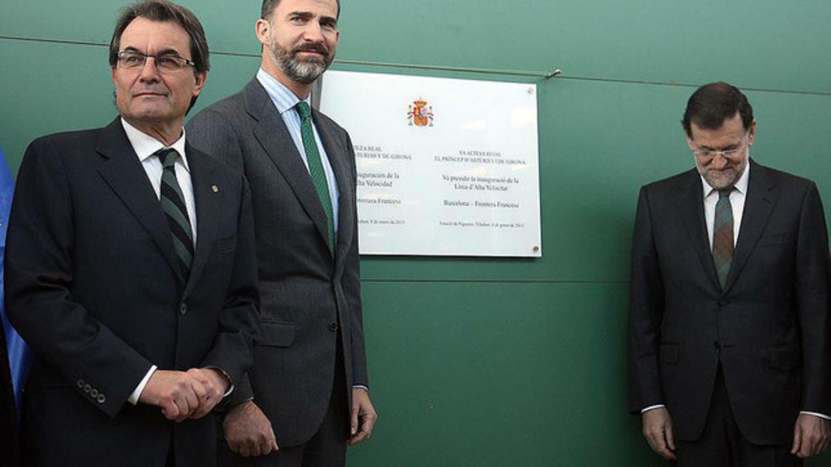 El príncipe Felipe, entre Artur Mas y Mariano Rajoy, el pasado enero en la inauguración del AVE a Figueres.