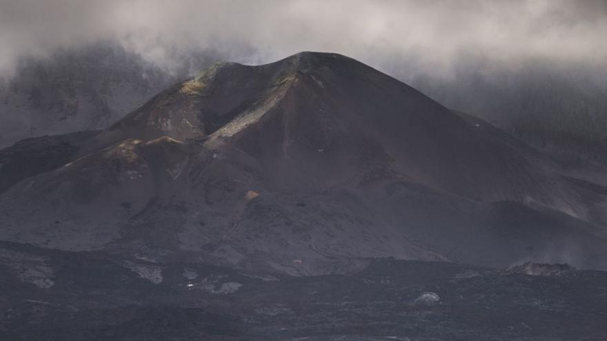 Imagen del volcán y la carretera abierta entre las coladas. | | ANDRÉS GUTIÉRREZ