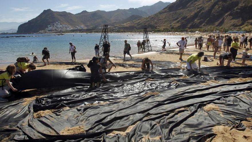 Greenpeace escenifica una marea negra en las playas canarias contra las prospecciones