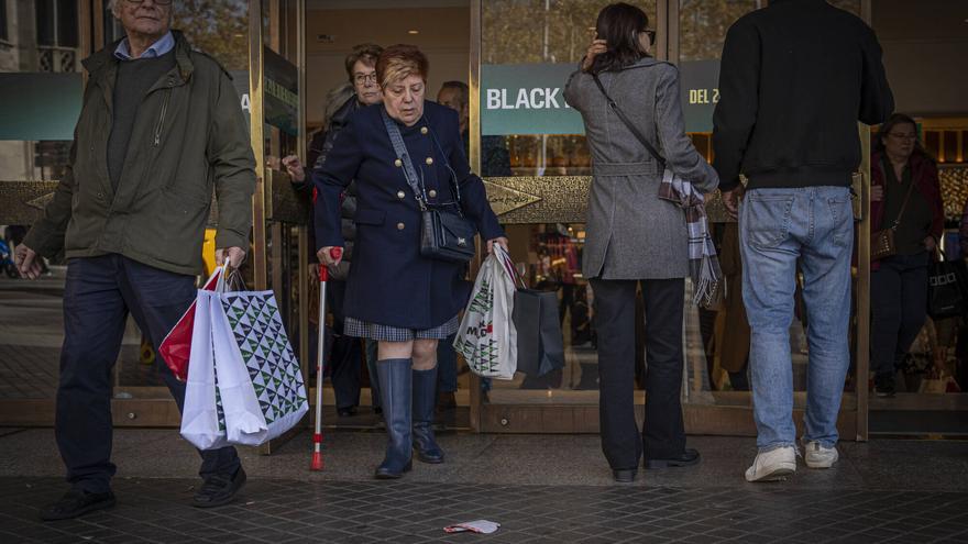 Un Black Friday 2025 de vuelta a las colas y a la reivindicación: "¡Marta Ortega, afloja la cartera!"